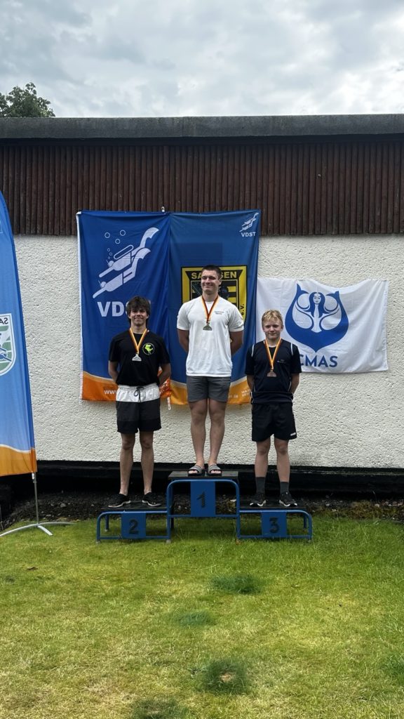 Siegerehrung fürs Short Race der männlichen Jugend. Nick steht auf Podiumsplatz 2.