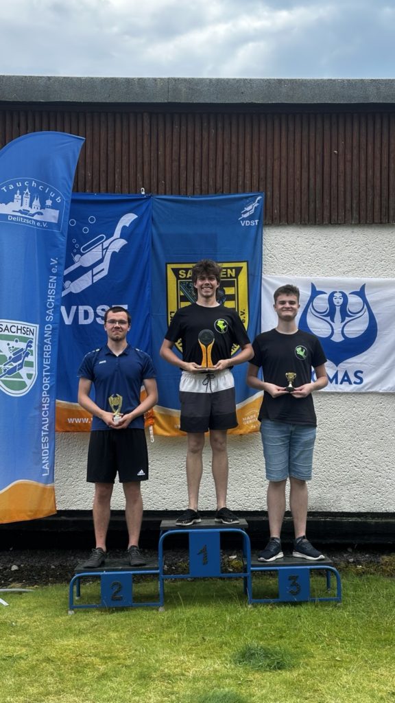 Siegerehrung der Kombinationswertung der männlichen Jugend. Nick steht auf Podiumsplatz 1, Matteo auf der 3.