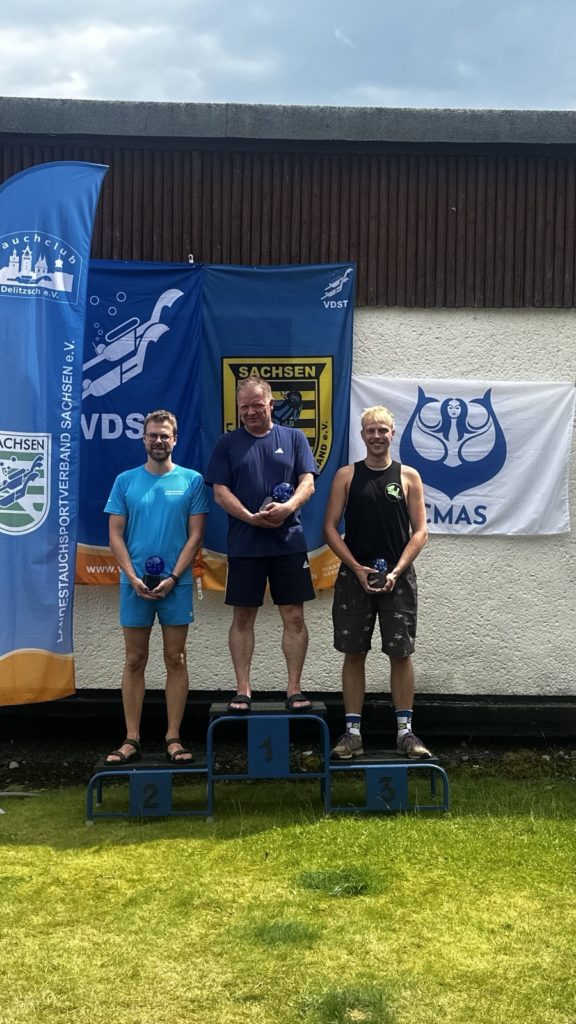 Siegerehrung der Kombinationswertung der Herren. Maik steht auf Podiumsplatz 3. Alle haben einen Pokal in der Hand.