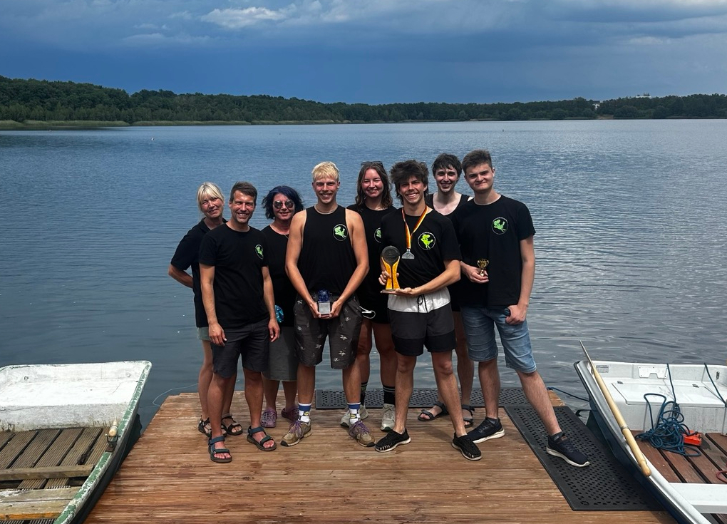 Gruppenbild der TCDM-Aktiven auf dem Steg in Sandersdorf