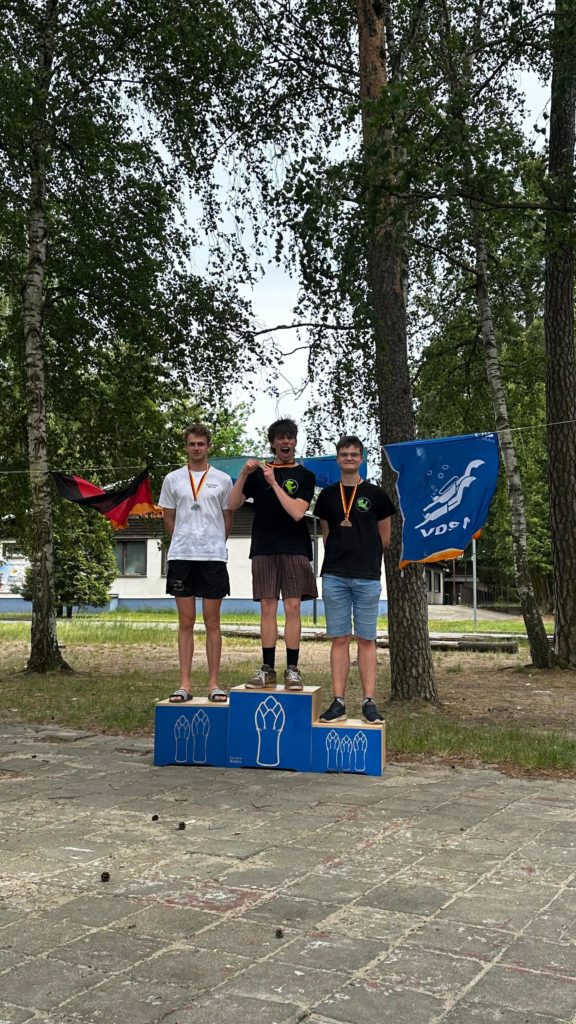 Podium bei der Siegerehrung der Disziplin "5-Punkte Kurs" für die Männliche Jugend. Nick steht auf Position 1, Matteo steht auf Postion 3. Alle haben ihre jeweiligen Medaillen der Deutschen Meisterschaft um den Hals.