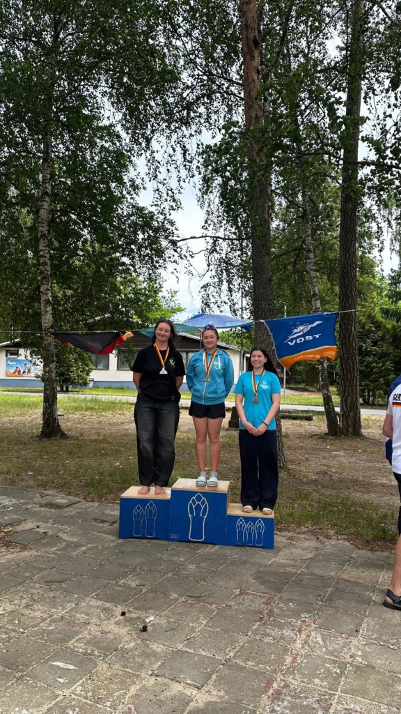 Podium bei der Siegerehrung der Disziplin "5-Punkte Kurs" für die Weibliche Jugend. Nele steht auf Position 2. Alle haben ihre jeweiligen Medaillen der Deutschen Meisterschaft um den Hals.
