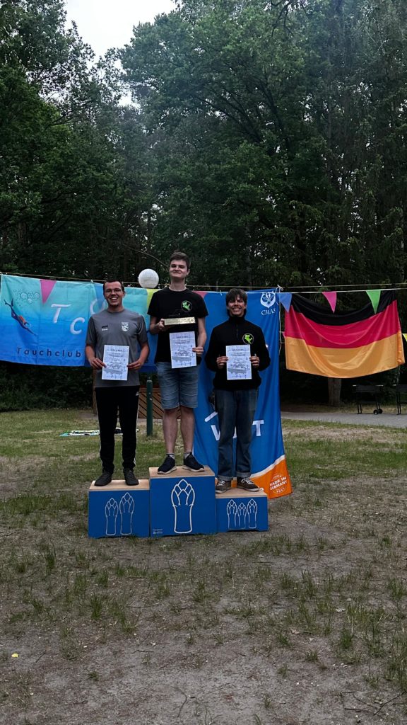 Podium bei der Siegerehrung der Kombinationswertung für die Männliche Jugend. Matteo steht auf Position 1 und hält einen Pokal in der Hand, Nick steht auf Postion 3.