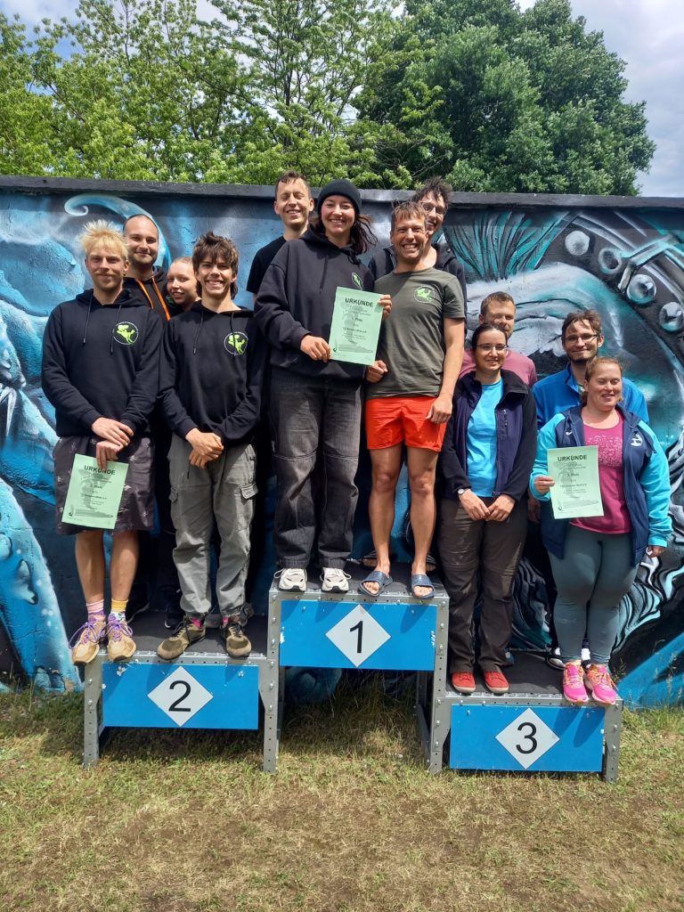 Siegerehrung für MTÜ: TCDM Mannschaft 2 steht auf Podium 2, TCDM Mannschaft 1 auf Podiumsplatz 2