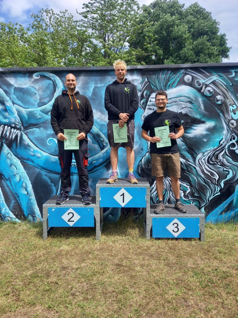 Siegerehrung für den Nacht-OT Kurs der Herren: Podium 1 Maik, Podium 2 Eric, Podium 3 Jonas